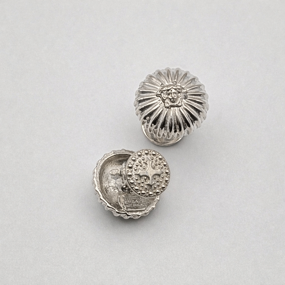 positivo x VERSACE. 925 Sterling Silver p sign and Medusa Head Cufflinks.